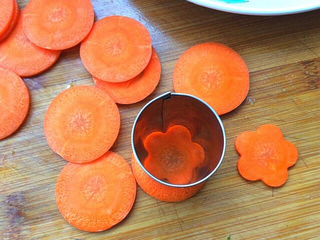 丝瓜肉盅,胡萝卜切薄片，用花模子，压出形状
