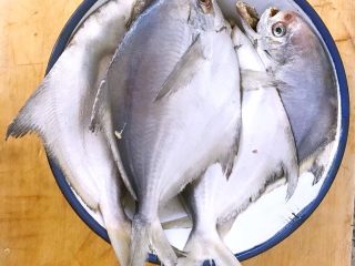 干烧鲳鱼,在市场买到鲜活的鲳鱼摘除内脏和鱼腮洗净沥干水份备用