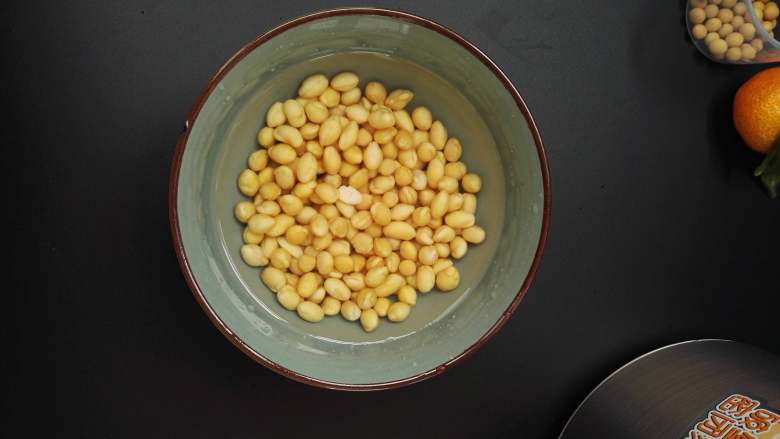 营养满满的胡萝卜核桃豆浆,第二天早上，黄豆已经胀大了，现在就可以进行制作了。