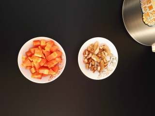 营养满满的胡萝卜核桃豆浆,将胡萝卜切小块，块不要太大哦，核桃去壳掰成小块。