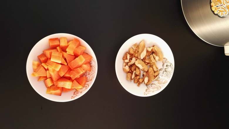 营养满满的胡萝卜核桃豆浆,将胡萝卜切小块，块不要太大哦，核桃去壳掰成小块。