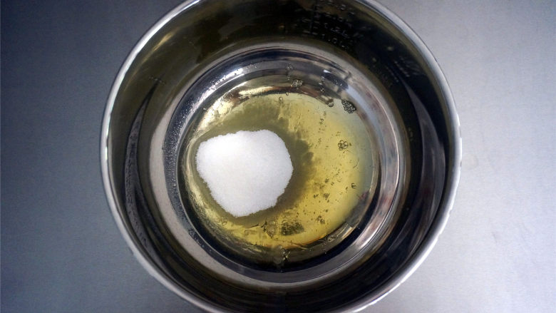 柠味费南雪,将细砂糖、蜂蜜加入到2个蛋白中，搅打至糖融化。