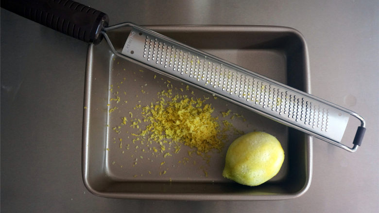 柠味费南雪,柠檬洗净后取皮屑，加入到蛋白糊中，拌均匀。
