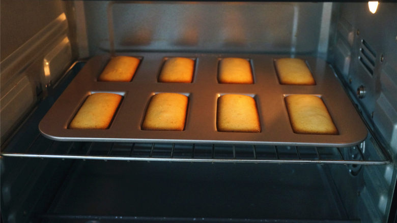 柠味费南雪,放入预热好的烤箱中层，180度上下火，烤15分钟即可。
