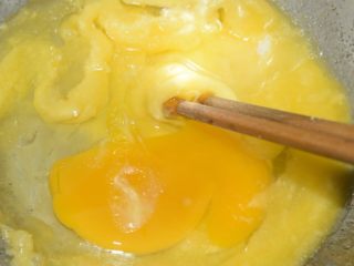 坚果脆片,黄油50克放在盆中，软化。加糖粉，加鸡蛋。