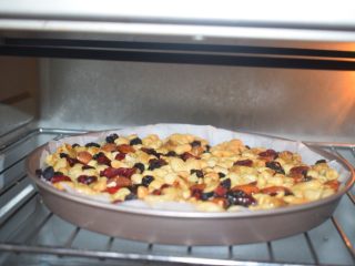坚果脆片,把模具放入提前预热好的烤箱中，上火150度，下火130度，烘烤30分钟即可。