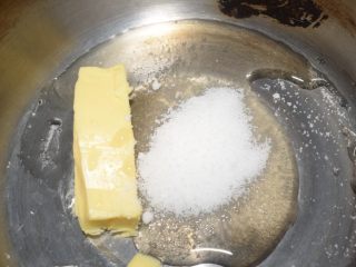 坚果脆片,准备一口小锅，放入蜂蜜，放入麦芽糖，放入糖粉，小火煮化。