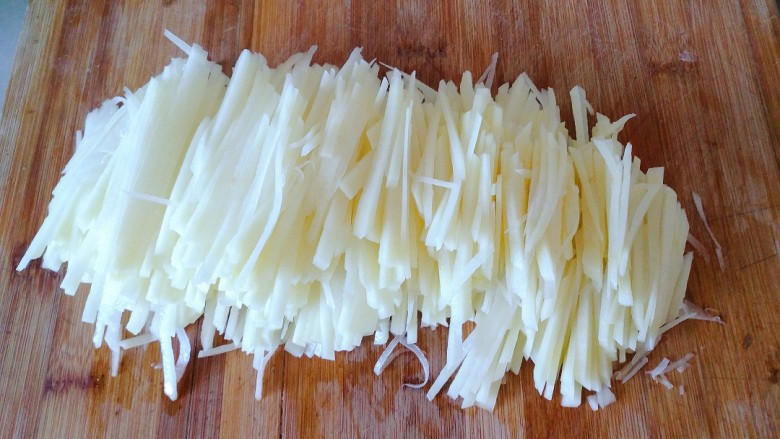 土豆丝炒韭菜,在切丝
