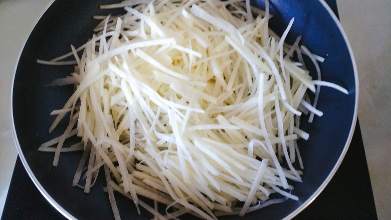 土豆丝炒韭菜,放入切好的土豆丝翻炒变色