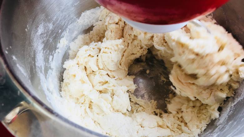 青葱软面包,中种发酵至两倍大后，撕成小块与主面团中除黄油外的其他材料混合