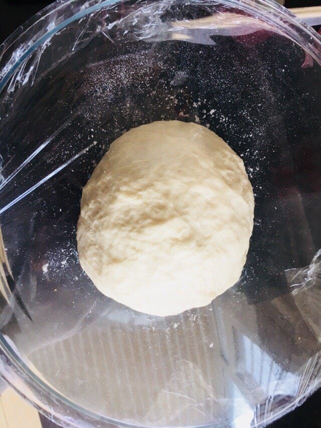 青葱软面包,加入中种材料中的高粉，混合成团，容器盖保鲜膜，室温发酵一个小时。2倍大。