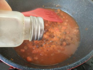 茄汁牛肉穿肠意面,倒开水加适量黑胡椒粉
