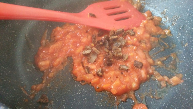 茄汁牛肉穿肠意面,继续加入牛肉粒，炒匀