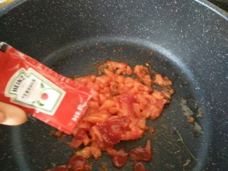 茄汁牛肉穿肠意面,然后加入番茄酱
