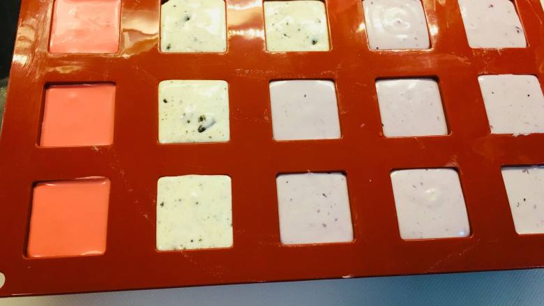 冻芝士魔方,将奶酪糊挤入模具中。放入冰箱冷冻2小时以上。