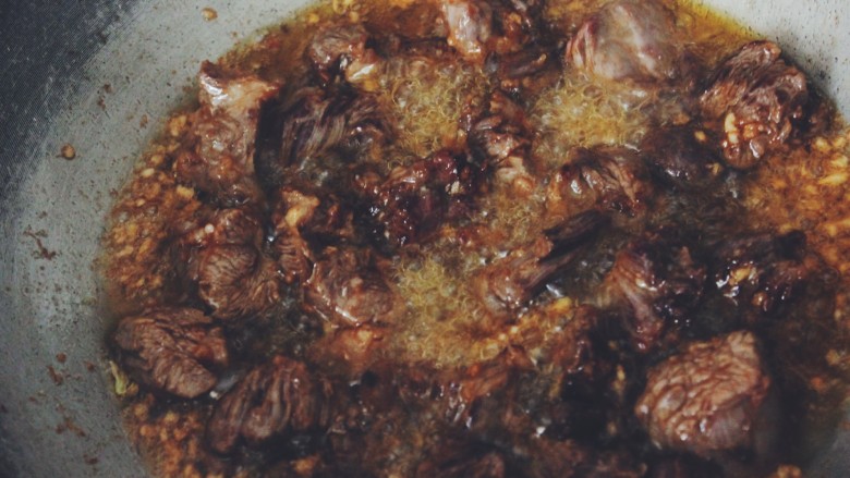 台湾牛肉面,锅中热油,油量300ml.炸牛肉，炸至表皮焦黄捞出。
