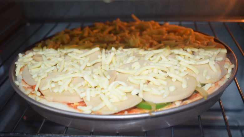 不拉丝的比萨还叫比萨吗？,放入提前预热好的烤箱，上火180度，下火120度，时间30分钟。