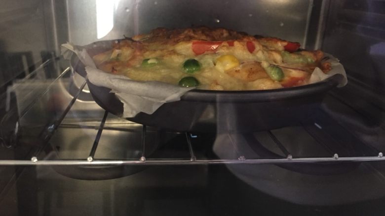 小披萨,烤箱预热10分钟。200度烤15分钟，有点焦表皮，按照自己烤箱调整吧