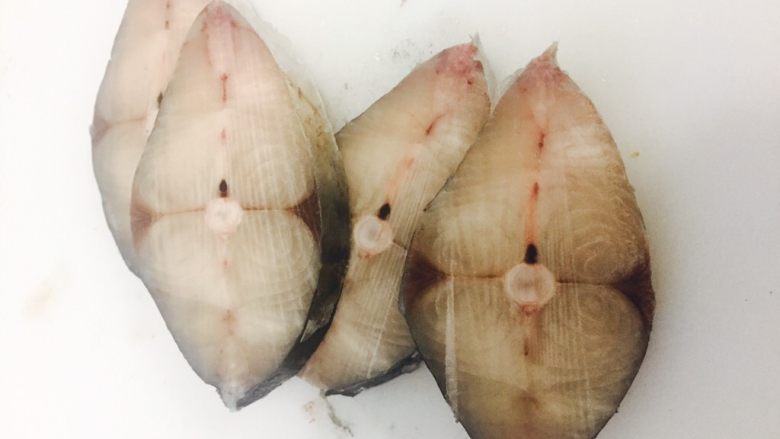 香煎马鲛鱼,切成半指宽的厚度，马鲛鱼切过厚煎难熟，切过薄易碎，半指或一指厚度为宜。