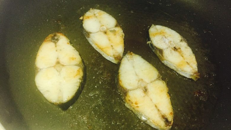 香煎马鲛鱼,过2分钟可继续翻面，撒上少量盐在马鲛鱼上面。用筷子在煎的过程中反复翻面煎。
