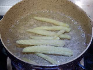 三鲜秋葵,锅中烧开水，先将玉米笋焯水片刻，焯好捞出