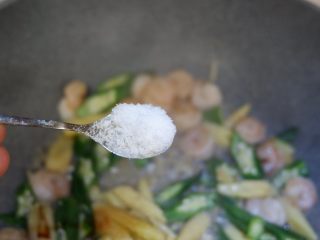 三鲜秋葵,根据个人口味加入盐