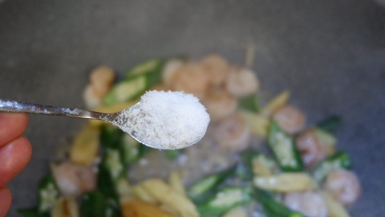 三鲜秋葵,根据个人口味加入盐