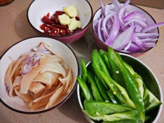 爆炒鱿鱼,准备好材料，葱，青椒，鱿鱼切成条状。干辣椒切段，姜切片