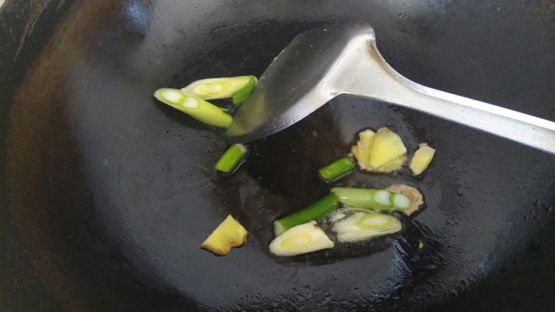 干炸小鲫鱼+糖醋小鲫鱼,锅中放入适量植物油，爆香葱姜