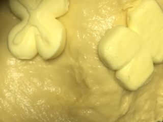 扭扭层层豆沙面包,加入黄油再次启动和面程序再次揉18分钟