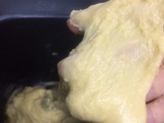 扭扭层层豆沙面包,第一次和面时间结束，面团稍起筋