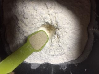 扭扭层层豆沙面包,面粉中间挖个孔放入酵母再用面粉添上