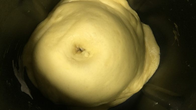 扭扭层层豆沙面包,时间到后用手指沾面粉再面团上戳一小洞，不反弹不回缩即发酵成功