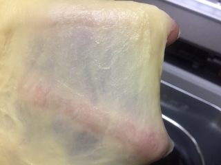 扭扭层层豆沙面包,面团已经达到扩展阶段，可以拉出透明手膜