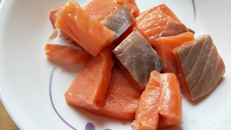 椒盐生煎三文鱼,切好的三文鱼装碗中。