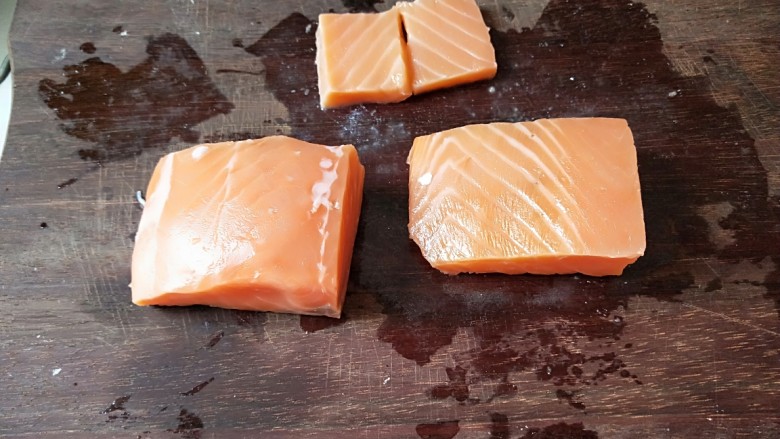 椒盐生煎三文鱼,切成薄厚适中的方块。