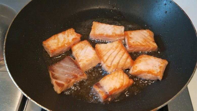 椒盐生煎三文鱼,放入三文鱼煎制。