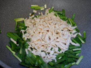 韭菜素肉丝,先下入韭菜翻炒片刻，在下入素肉丝。