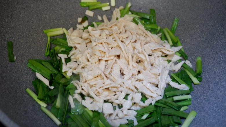 韭菜素肉丝,先下入韭菜翻炒片刻，在下入素肉丝。