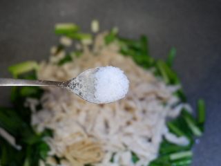韭菜素肉丝,翻炒至韭菜断生后，加入少许盐。