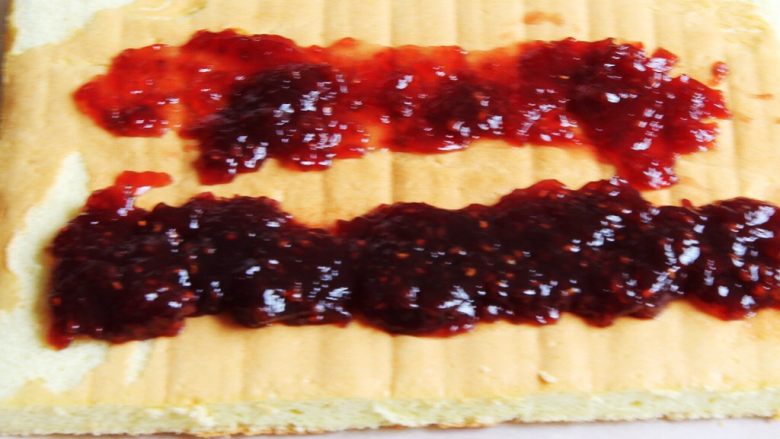 树莓蛋糕卷,温热的时候铺上<a style='color:red;display:inline-block;' href='/shicai/ 47025'>树莓酱</a>，或者奶油霜。