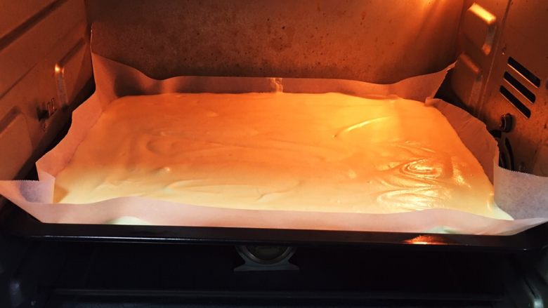 树莓蛋糕卷,烤箱预热至150度，烤盘送入烤箱。