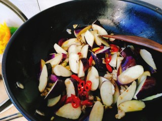 家常菜+肉末烧茄子,加入小红椒