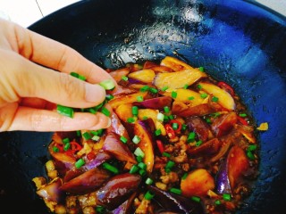 家常菜+肉末烧茄子,最后撒点葱花就可以出锅了，特点是咸香软烂。