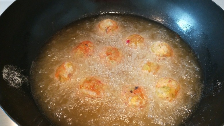 香炸蔬菜丸子,在二次炸制，炸制上色捞出来备用。