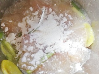 酸辣巴沙鱼,放入蛋清和玉米淀粉