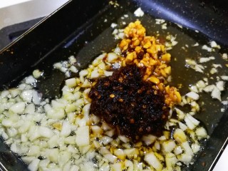 酸辣巴沙鱼,挖适量的辣椒酱（豆瓣酱也可以）和辣油放进去爆香