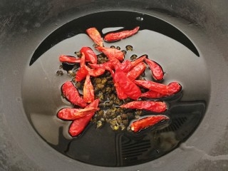 酸辣巴沙鱼,锅烧热，倒入油，八分热时放入花椒和尖辣椒爆香
