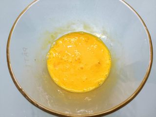 鸡蛋豆沙卷,搅拌均匀