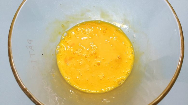 鸡蛋豆沙卷,搅拌均匀
